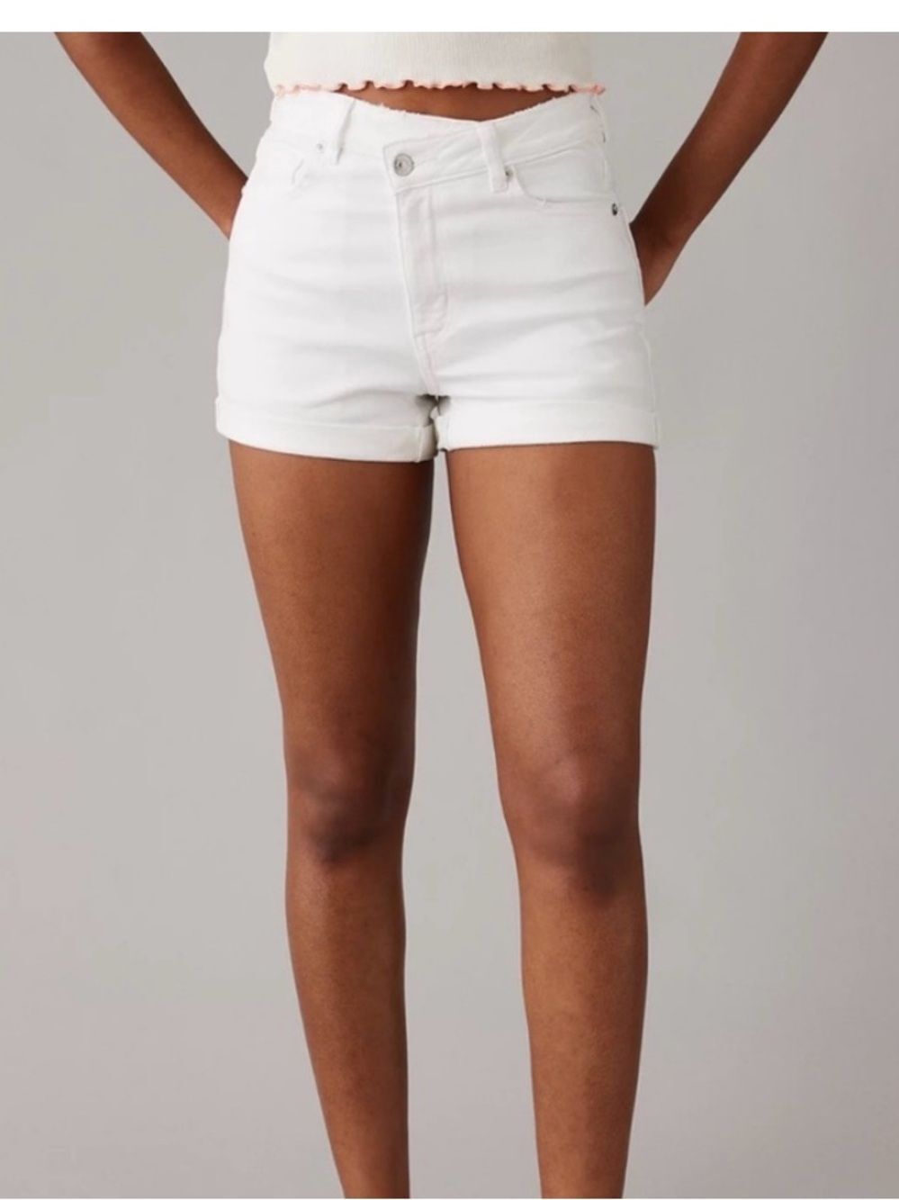 AMERICAN EAGLE |  White Denim High-Rise Mom Shorts - size 4